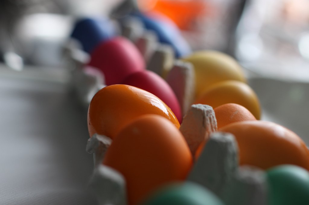 IMG_8171.JPG - Gefärbte Ostereier beim trocknen