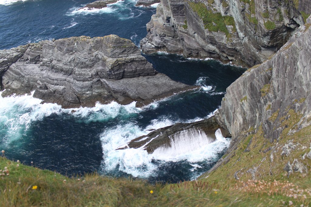 IMG_5460.JPG - The Kerry Cliffs are quite nice and not as crowded as the Cliffs of Moher. The waves coming in change the colors of the water constantly from deep blue to white.