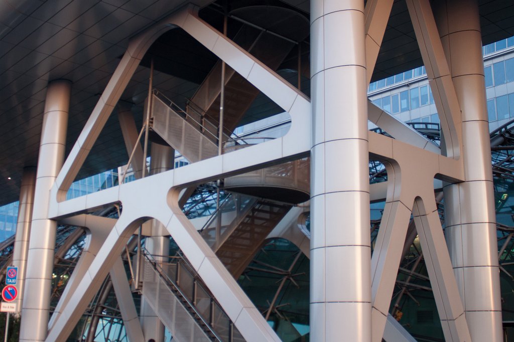 IMG_6871_c.jpg - Stairway at the Squaire. This office building is located directly at Frankfurt airport. Although the Autobahn is between the terminals and the Squaire walking to it doesn't require to go outside. Unfortunately this is one of the last pictures of my camera. You can probably noticed the triangular shape in the sky which I think is something related to the mirror not getting out of the way in time. Thanks for working reliable that long.