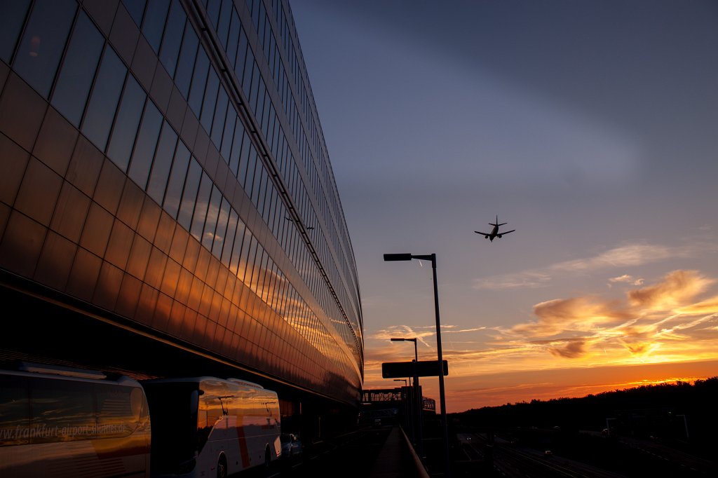 IMG_6873_c.jpg - Sunset at the Squaire. This office building is located directly at Frankfurt airport. Although the Autobahn is between the terminals and the Squaire walking to it doesn't require to go outside. Unfortunately this is one of the last pictures of my camera. You can probably noticed the triangular shape in the sky which I think is something related to the mirror not getting out of the way in time. Thanks for working reliable that long.