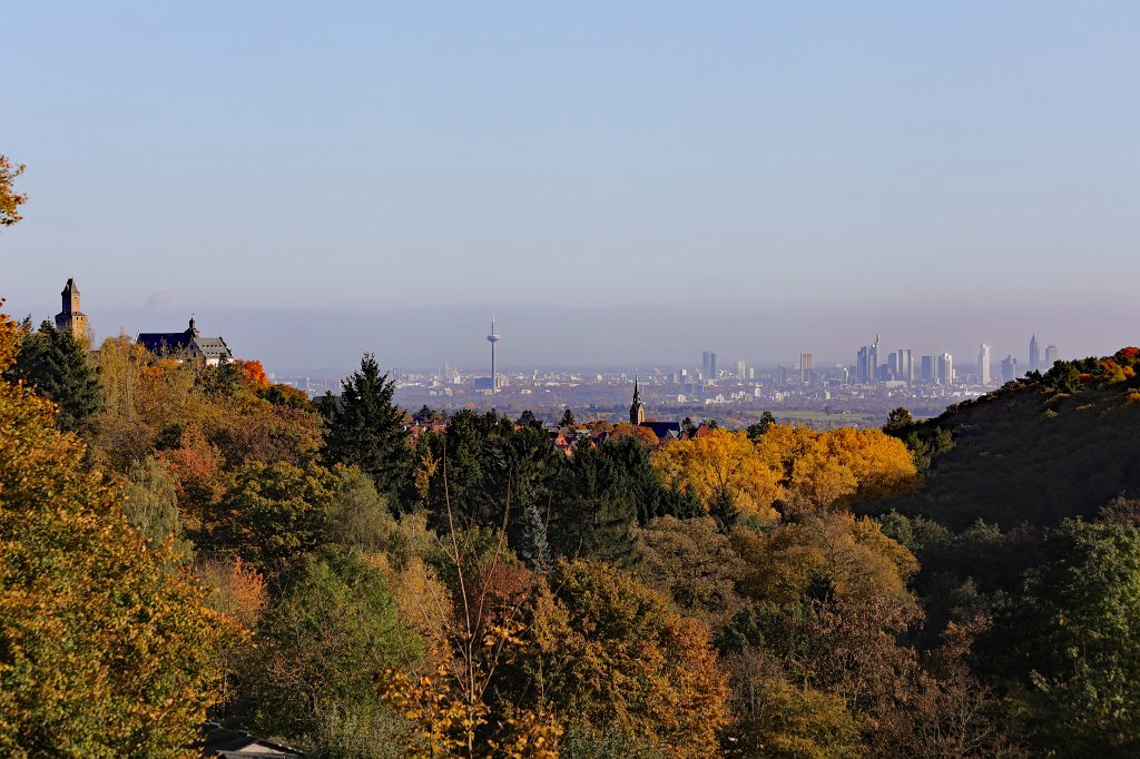 574A0309_c.jpg -  Kronberg Castle  with  Frankfurt  in the background ( Burg Kronberg  mit  Frankfurt  im Hintergrund)