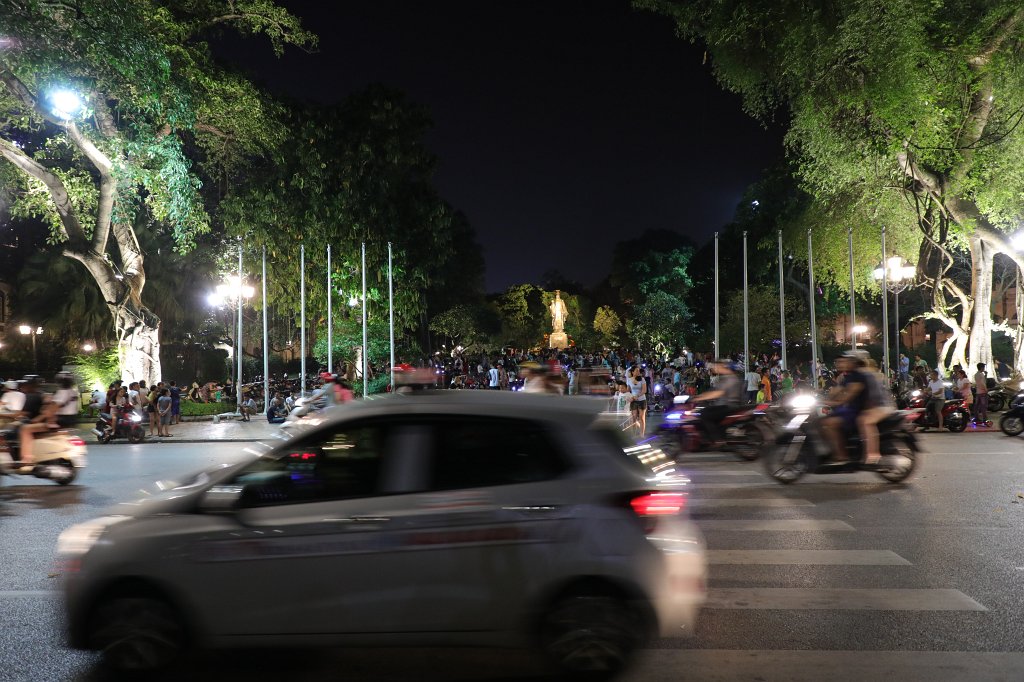 574A6036.JPG - Statue of  Lý Thái Tổ .  He was the founder of the Later Lý Dynasty and of the city of Ha Noi. He moved the capital to Ha Noi in the year 1010.