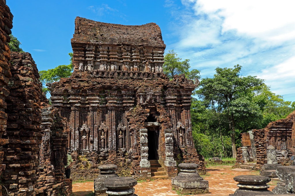 574A7709_c.jpg -  Mỹ Sơn  Sanctuary is an archaeological site and recognized by UNESCO as a world heritage site. From the 4th to the 14th century AD, the valley at Mỹ Sơn was a site of religious ceremony for kings of  Champa  which were also buried there. During Vietnam war many buildings were destroyed.