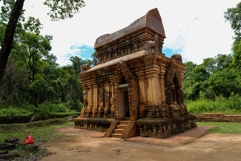 574A7795_c.jpg -  Mỹ Sơn  Sanctuary is an archaeological site and recognized by UNESCO as a world heritage site. From the 4th to the 14th century AD, the valley at Mỹ Sơn was a site of religious ceremony for kings of  Champa  which were also buried there. During Vietnam war many buildings were destroyed. Group F