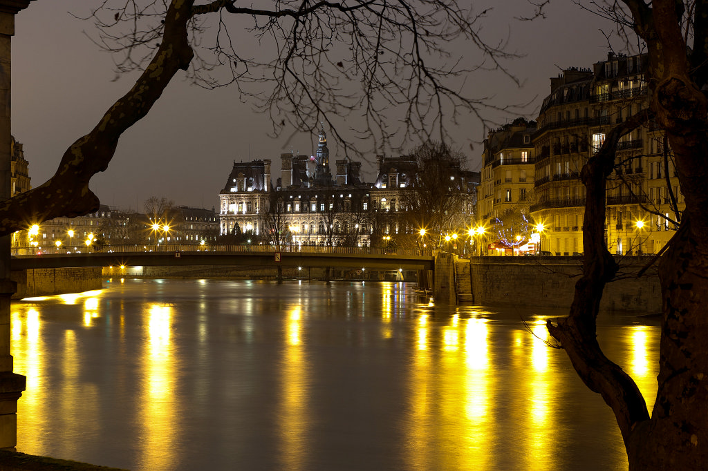 574B1088_c.jpg - The  Seine  flowing between the  Île de la Cité  (to the left) and the  Île Saint-Louis  (to the right) and the  Hôtel de ville  in the background