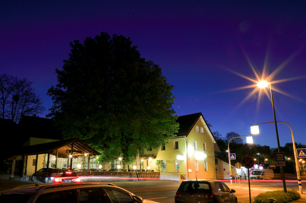 574B3208_c1.jpg - Kastanienhof in  Neu-Anspach  zur blauen Stunde