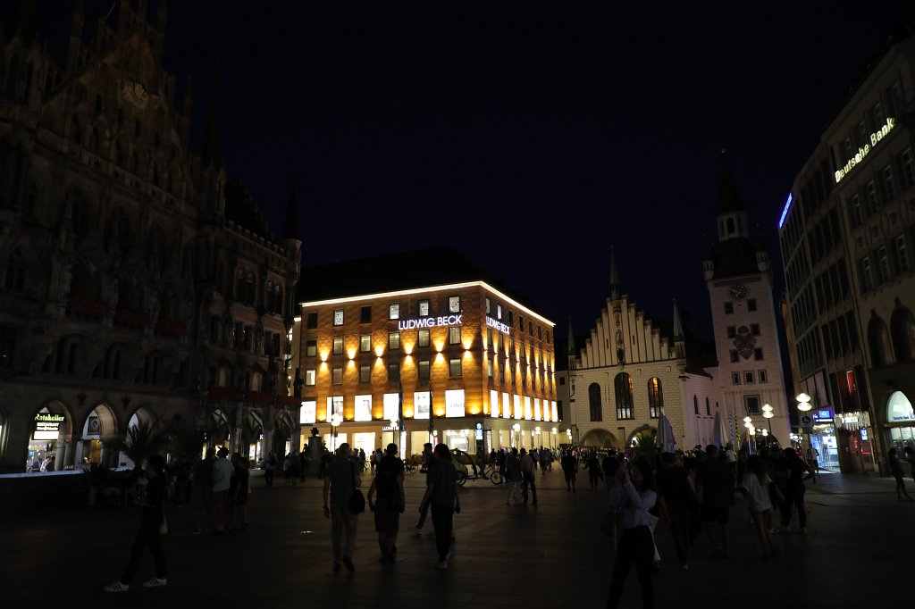 574B5794.JPG -  Mary's Square  and  Old Town Hall   Munich  ( Marienplatz  und  altes Rathaus   München )