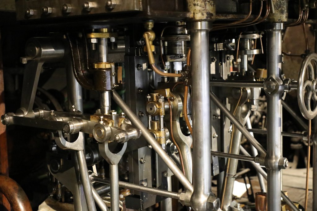 574B6268.JPG -  German Museum of Masterpieces of Science and Technology  ( Deutsche Museum von Meisterwerken der Naturwissenschaft und Technik ). It is the world's largest museum of science and technology, with about 28,000 exhibited objects from 50 fields of science and technology.