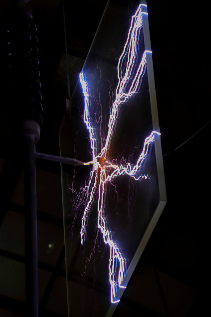 574B6341_c.jpg -  German Museum of Masterpieces of Science and Technology  ( Deutsche Museum von Meisterwerken der Naturwissenschaft und Technik ). It is the world's largest museum of science and technology, with about 28,000 exhibited objects from 50 fields of science and technology.