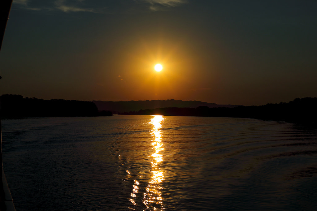 574B6441_c.jpg - Sunset on  Danube 