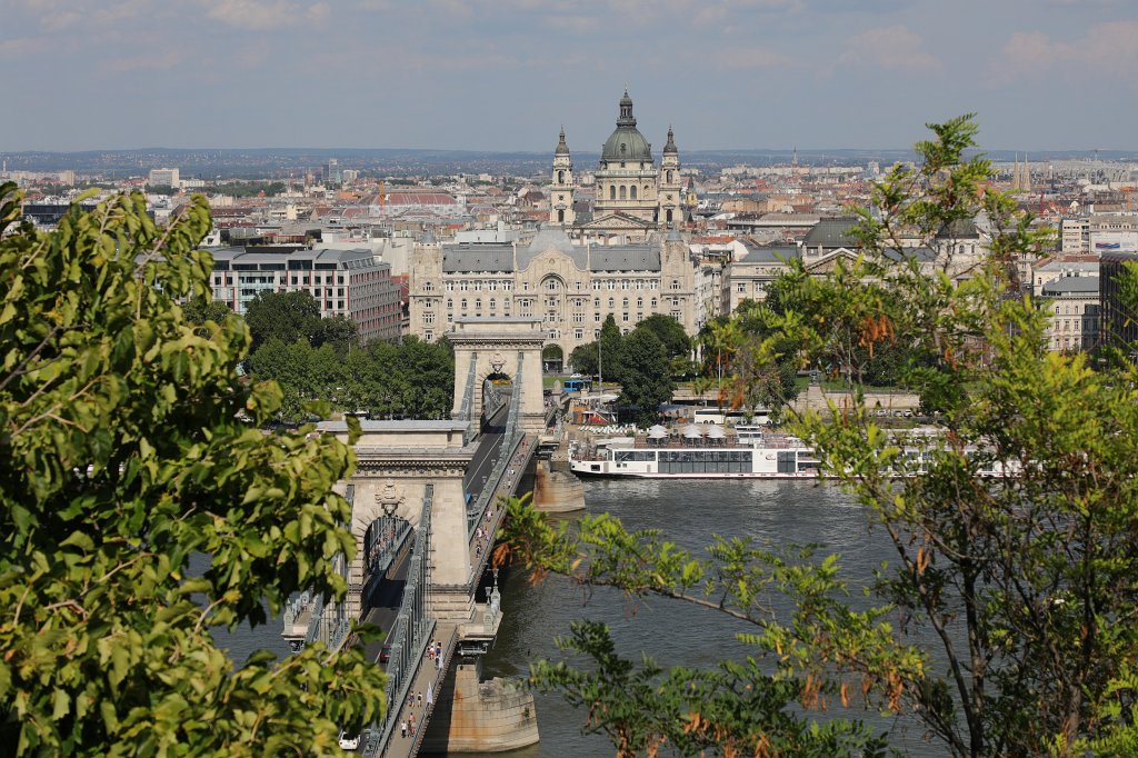 574B6838.JPG -  Széchenyi Chain Bridge  spanning the  Danube river   connecting  Buda and Pest  and the  Hungarian Parliament Building  ( Budapest   mit der  Kettenbrücke  über die   Donau  und das   ungarische Parlamentsgebäude )