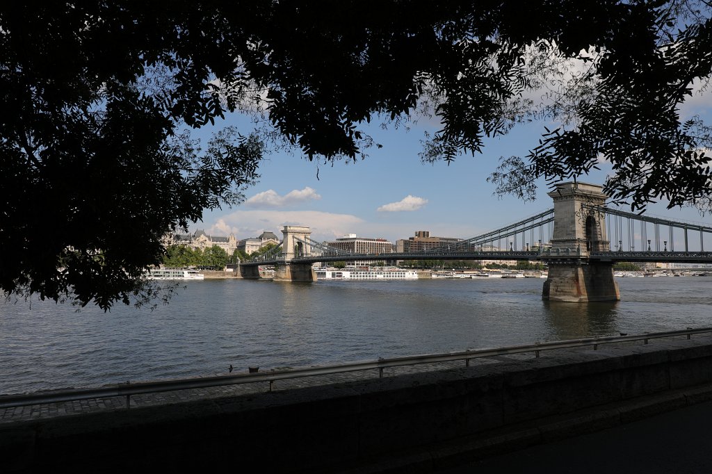 574B6908.JPG -  Széchenyi Chain Bridge  spanning the  Danube river  ( Kettenbrücke  über die   Donau )