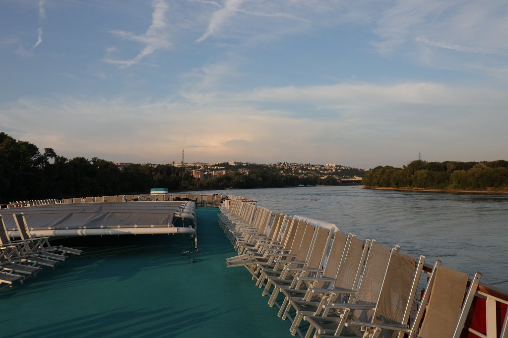 574B7182.JPG - Sailing away from  Bratislava 