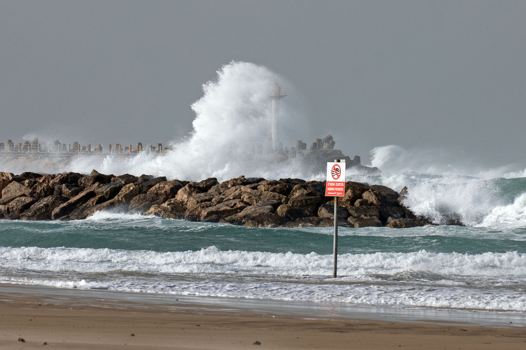 574B8384_c.jpg - Waves at  Herzliya  beach