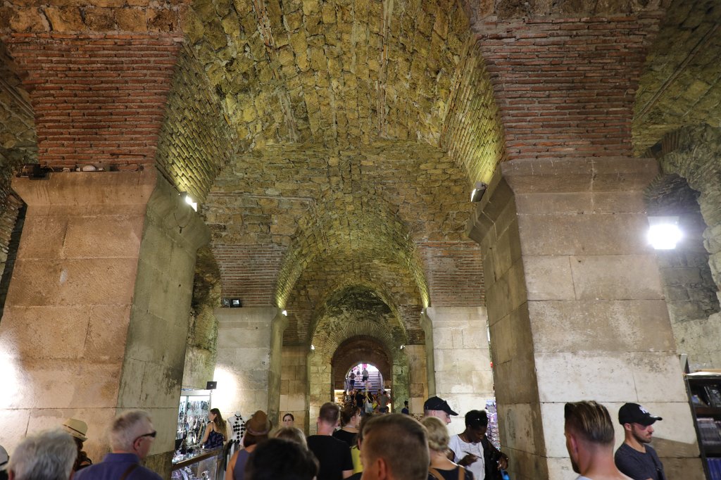 574B2092.jpg -  Diocletian's Palace   Split 