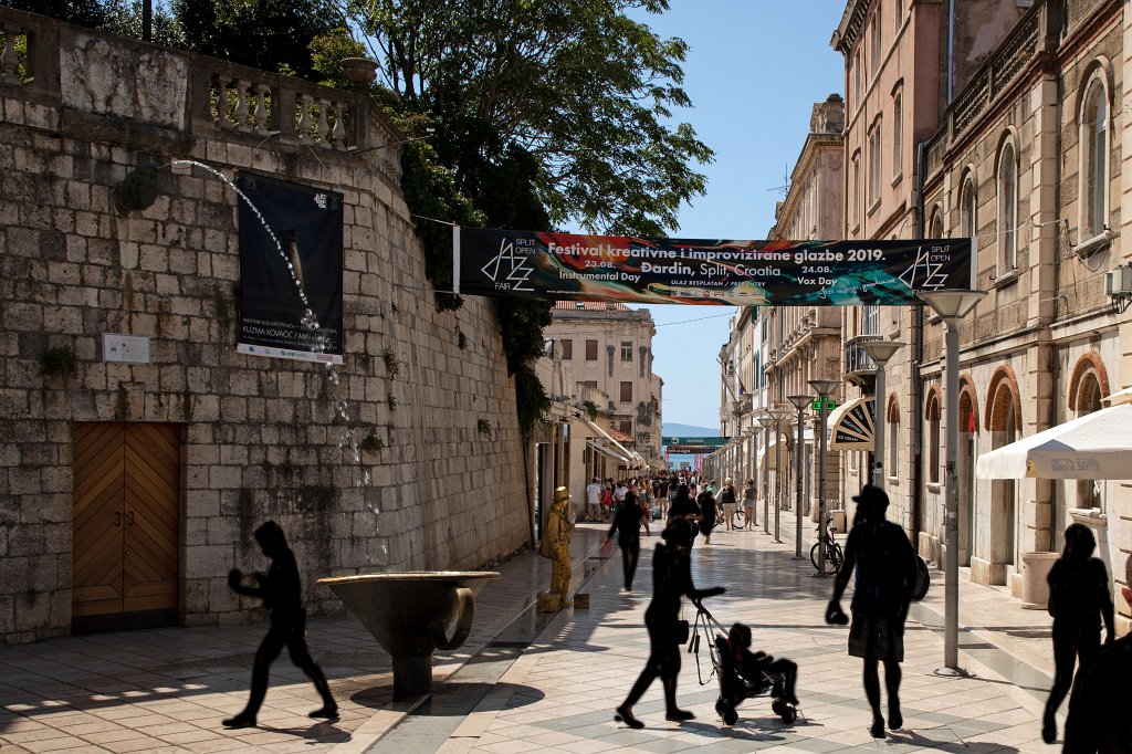 574B2154_c.jpg -  Split 