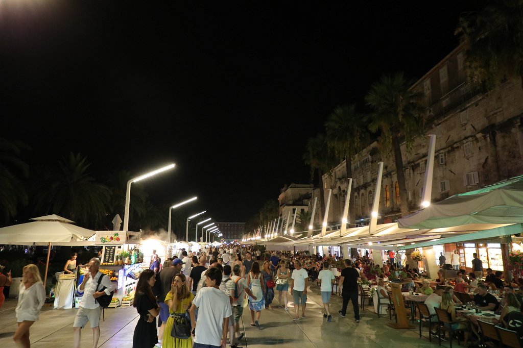 574B2490.jpg -  Split  at night