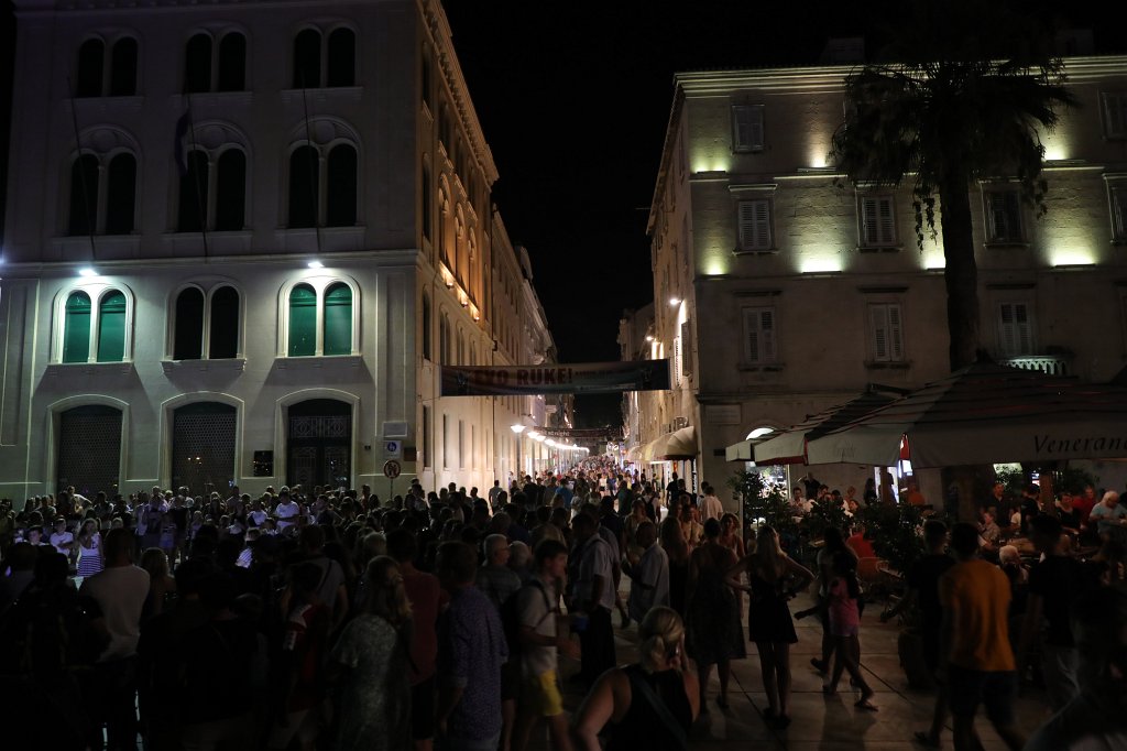 574B2498.jpg -  Split  at night