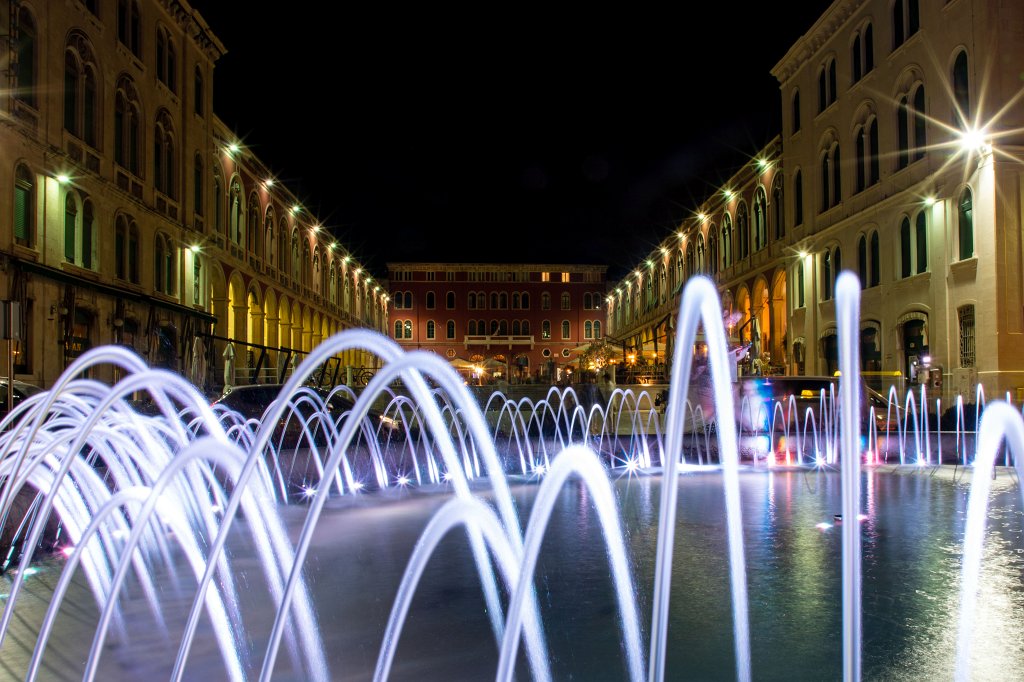 574B2503_c.jpg -  Split  at night