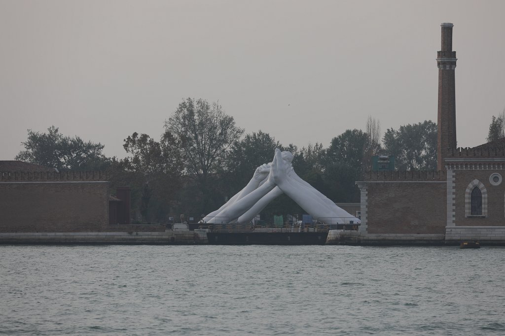 574B4515.JPG -  Building bridges  by  Lorenzo Quinn 